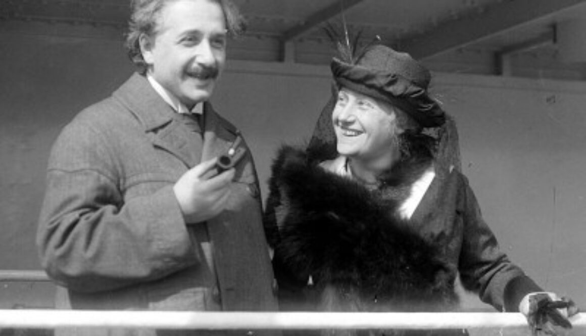 800px-Einstein_Albert_Elsa_LOC_32096u-400x346