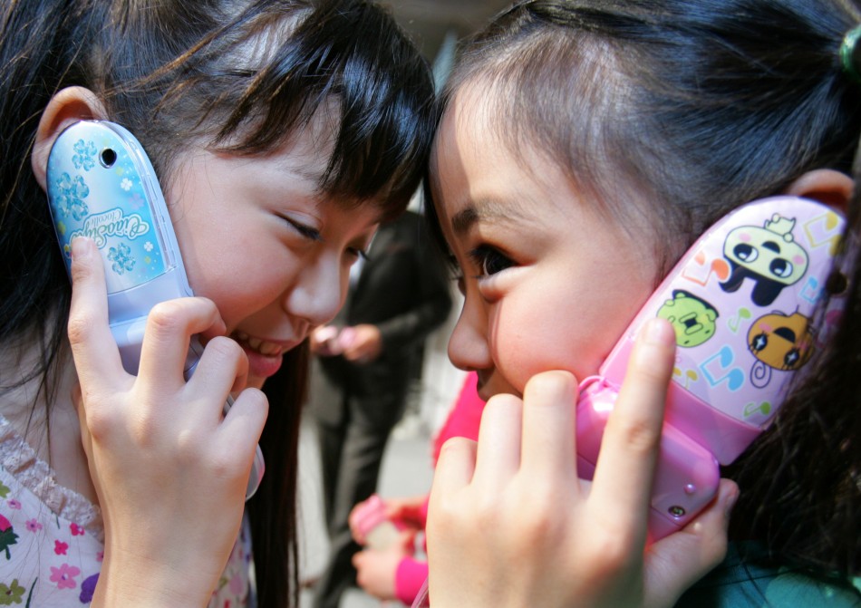 Видео жизнь телефона. Одержимые дети с телефоном. Японские молодежи и телефон. Chinese using Cell Phone. Набирает телефон.