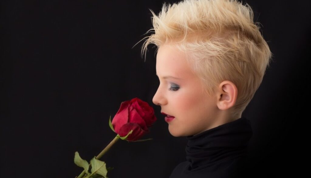 woman-with-red-rose
