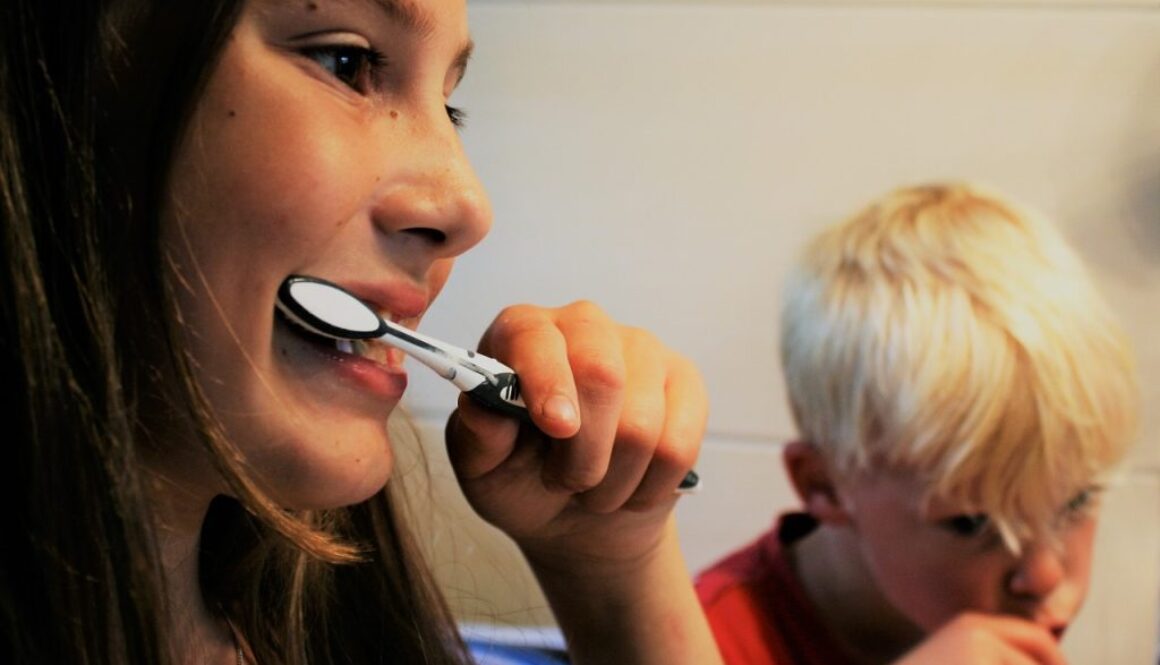 brushing-teeth-2103219_1280