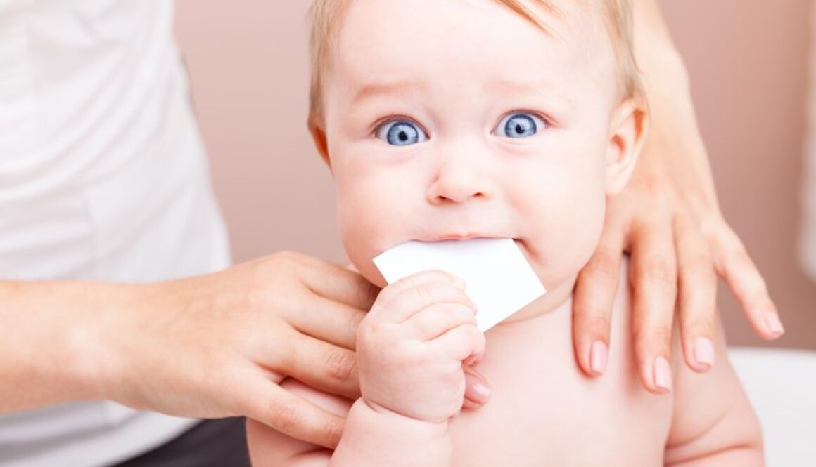 chiropractor-with-baby-840x560