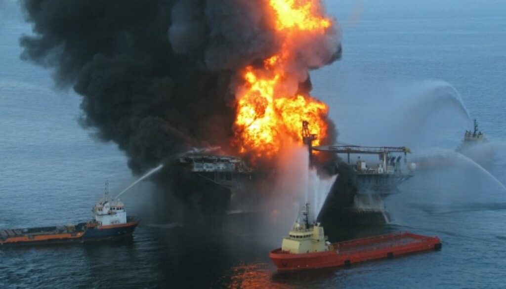 deepwater_horizon_offshore_drilling_unit_on_fire_2010-2