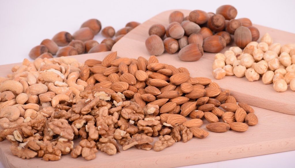 nuts-3248743_1280