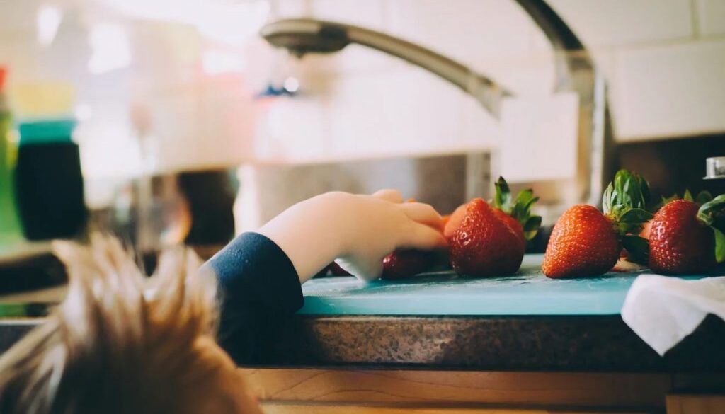 child strawberry pix