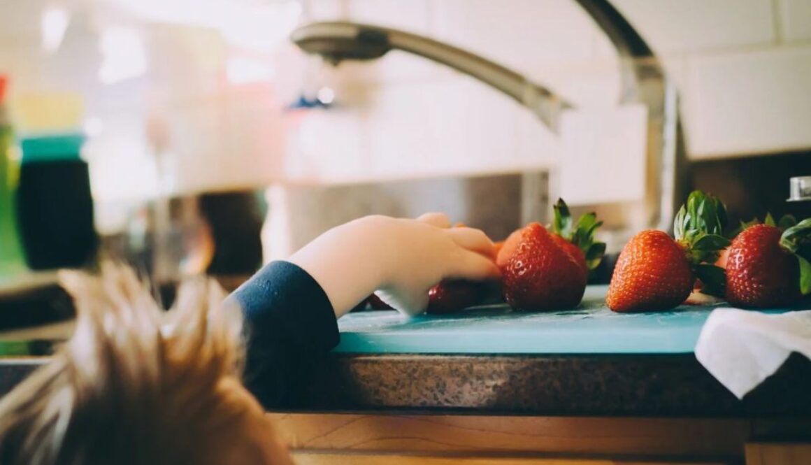 child strawberry pix