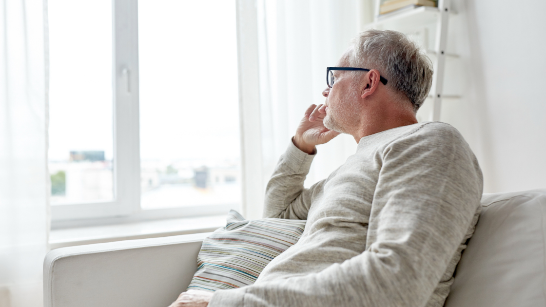 Elder person. Пожилой мужчина. Старик у окна. Пожилые люди у окна. Пожилые люди грустные.