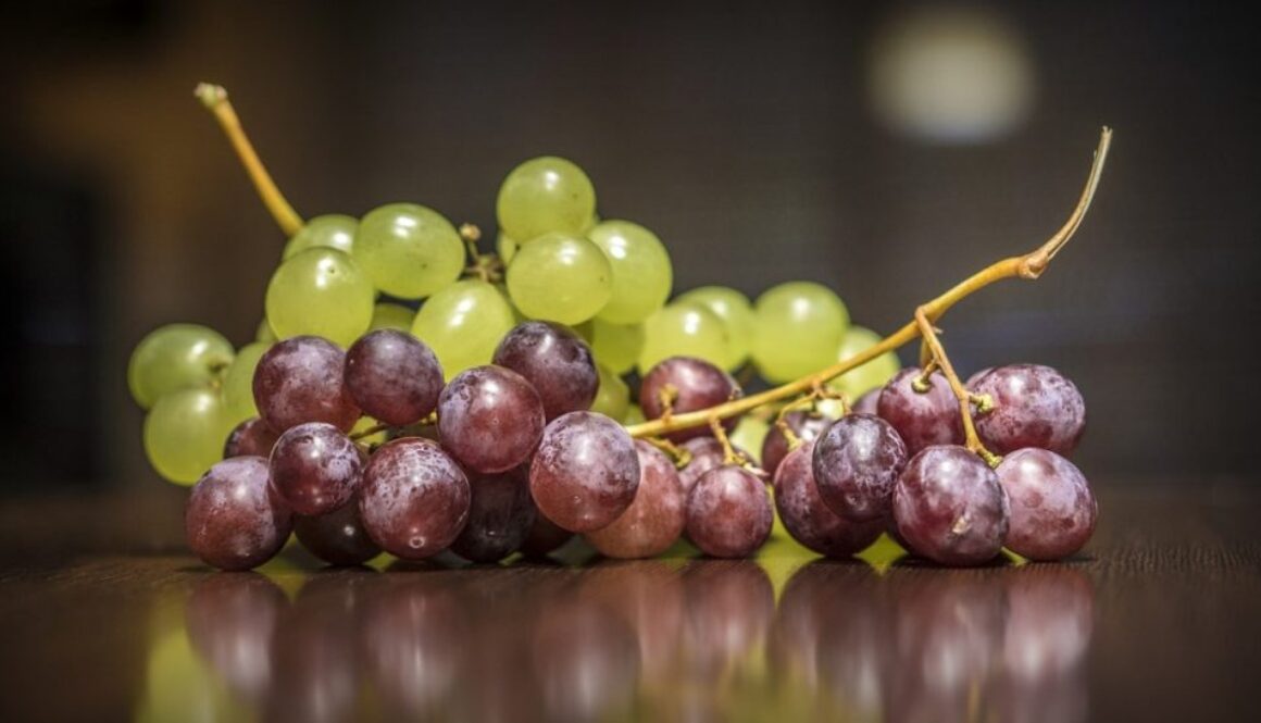eat grapes pixa