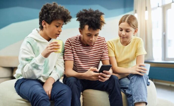 Cutting screen time to 3 hours per week improves kids’ behavior and mental health in days