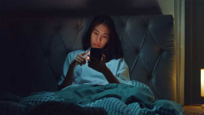1 Hour of Screen Time at Bedtime Reduces Sleep by 24 Minutes, Study Finds