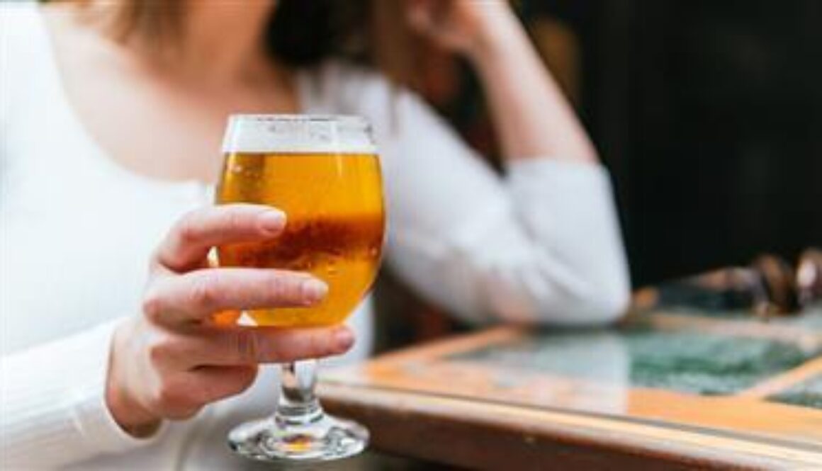 drinking-alcohol-dementia-risk-brain-lesions